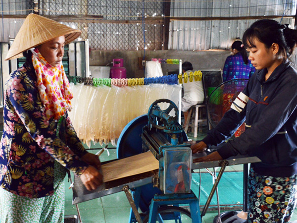 Quy trình làm bánh phồng tôm hoàn toàn thủ công