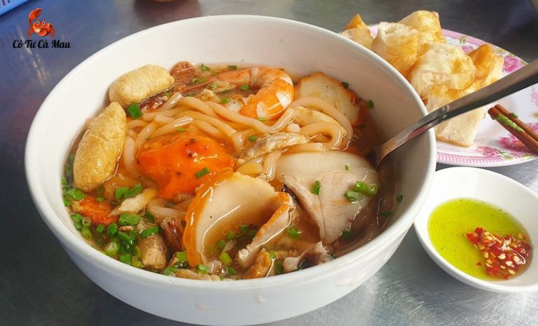 Bánh canh cua Cà Mau với từng miếng thịt cua chắc ngọt