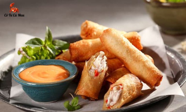 Chả giò giòn tan được cuốn ngập thịt cua
